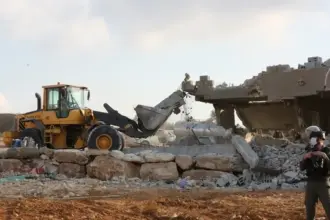 الاحتلال يهدم منازل في القدس وقلقيلية ويعتقل رئيس بلدية الخليل