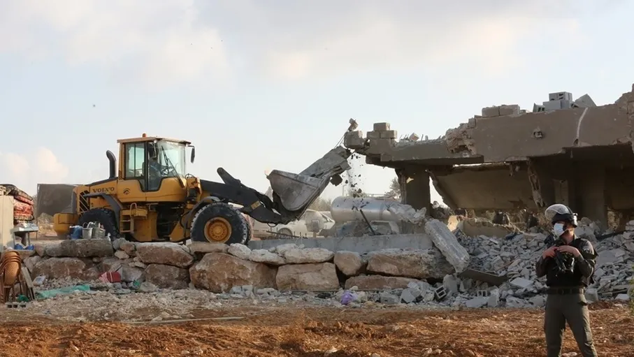 الاحتلال يهدم منازل في القدس وقلقيلية ويعتقل رئيس بلدية الخليل