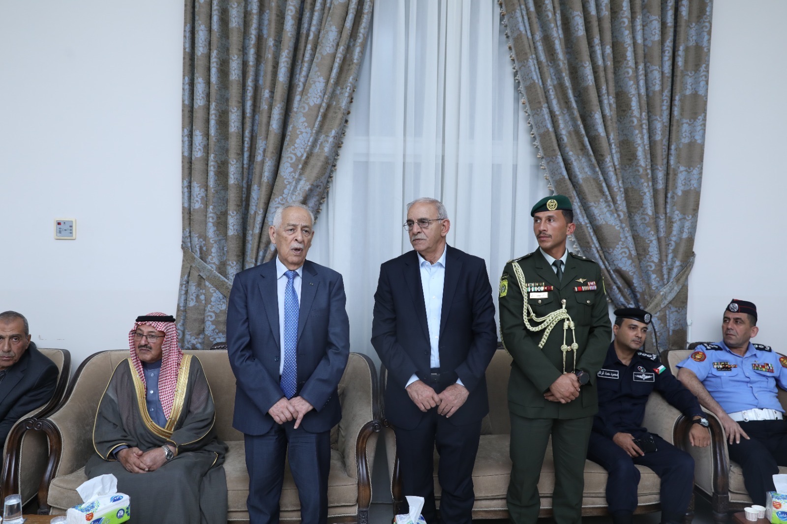 صورة حول : *مندوبا عن الملك وولي العهد. العيسوي يقدم واجب العزاء لــ(6) عشائر أردنية* *مندوبا عن الملك وولي العهد. العيسوي يقدم واجب العزاء لــ(6) عشائر أردنية*