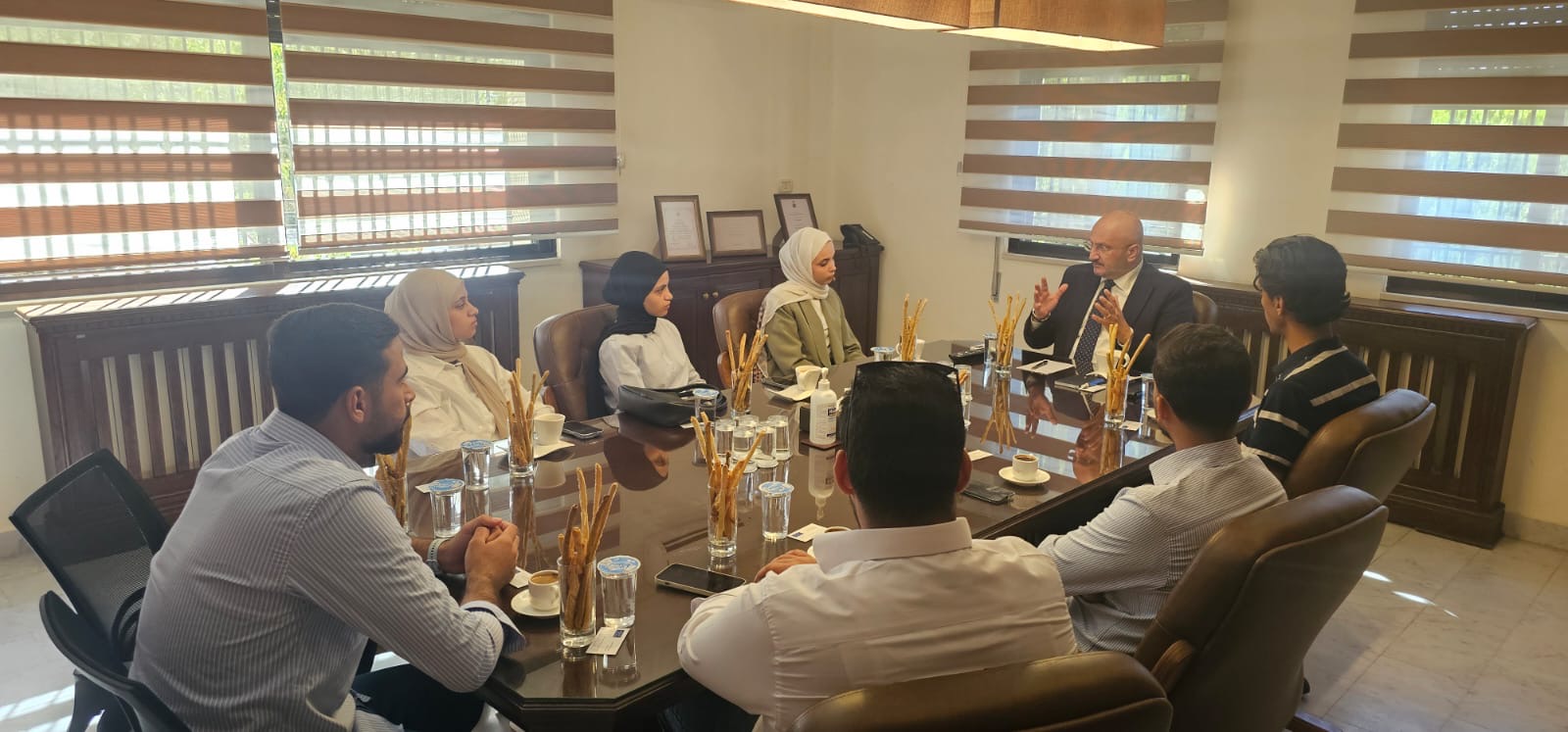 وفد طلابي من الجامعة الهاشمية يلتقي المحامي والخبير القانوني الدكتور يزن دخل الله حدادين