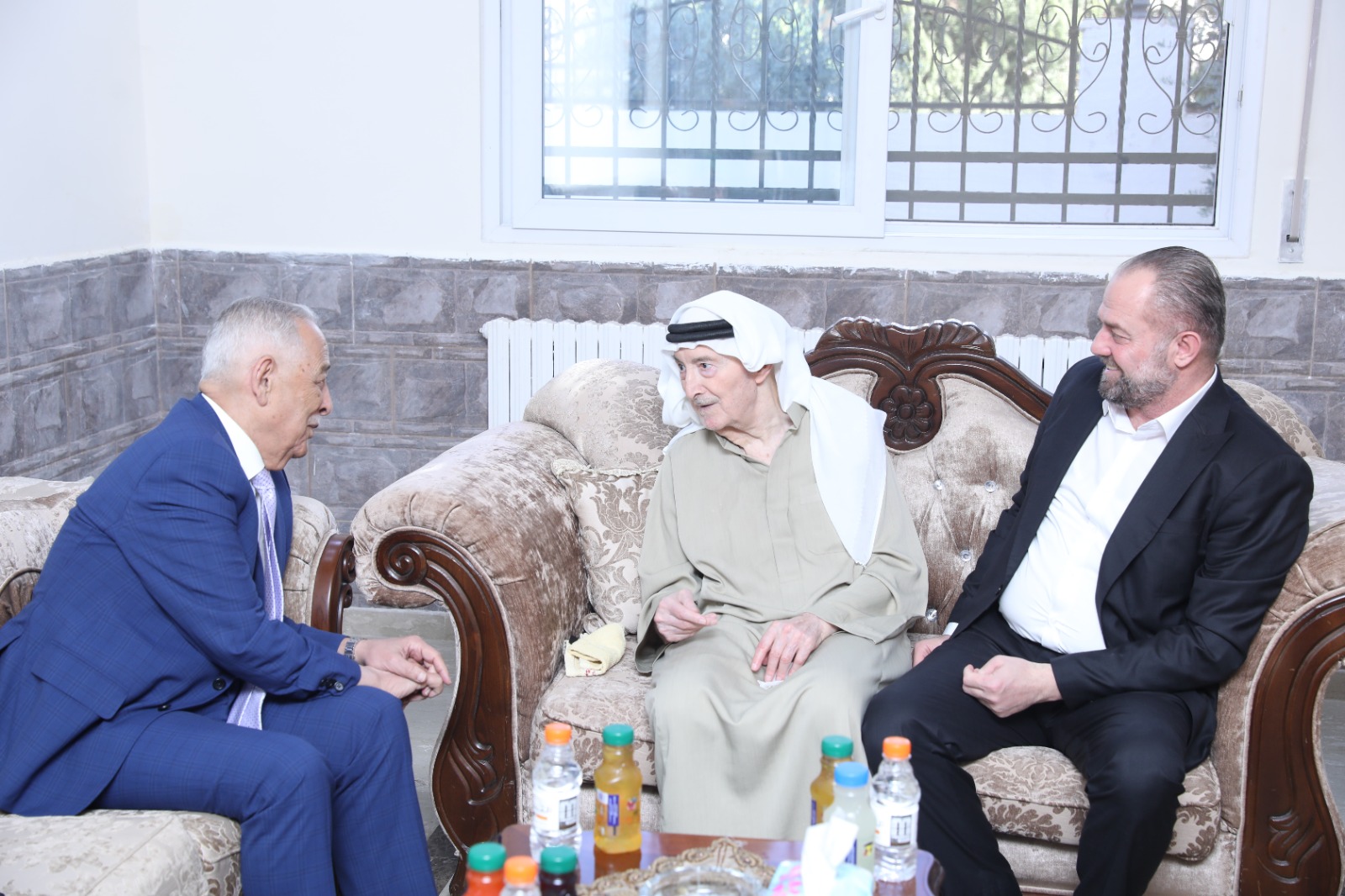 صورة حول : العيسوي ينقل تمنيات الملك وولي العهد للوزيرين العكور وأبو عين بتمام الصحة العيسوي ينقل تمنيات الملك وولي العهد للوزيرين العكور وأبو عين بتمام الصحة