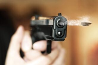 صورة حول : عاجل | سقوط طلقة حية تخترق مركبة غرب عمان عاجل | سقوط طلقة حية تخترق مركبة غرب عمان