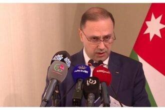 صورة حول : المومني يستعرض نتائج جلسة مجلس الوزراء وخطط المرحلة الثانية المومني يستعرض نتائج جلسة مجلس الوزراء وخطط المرحلة الثانية