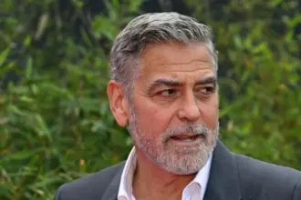 صورة حول : جورج كلوني يعرب عن إعجابه بالسرقة الأخيرة للوح اللوفر جورج كلوني يعرب عن إعجابه بالسرقة الأخيرة للوح اللوفر