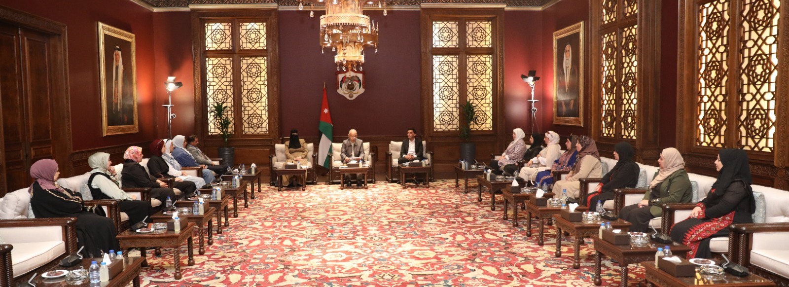 رئيس الديوان الملكي يلتقي وفدًا من مبادرة "نشميات العقبة"صور"