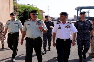 رئيس هيئة الأركان يزور القوة البحرية والزوارق الملكية