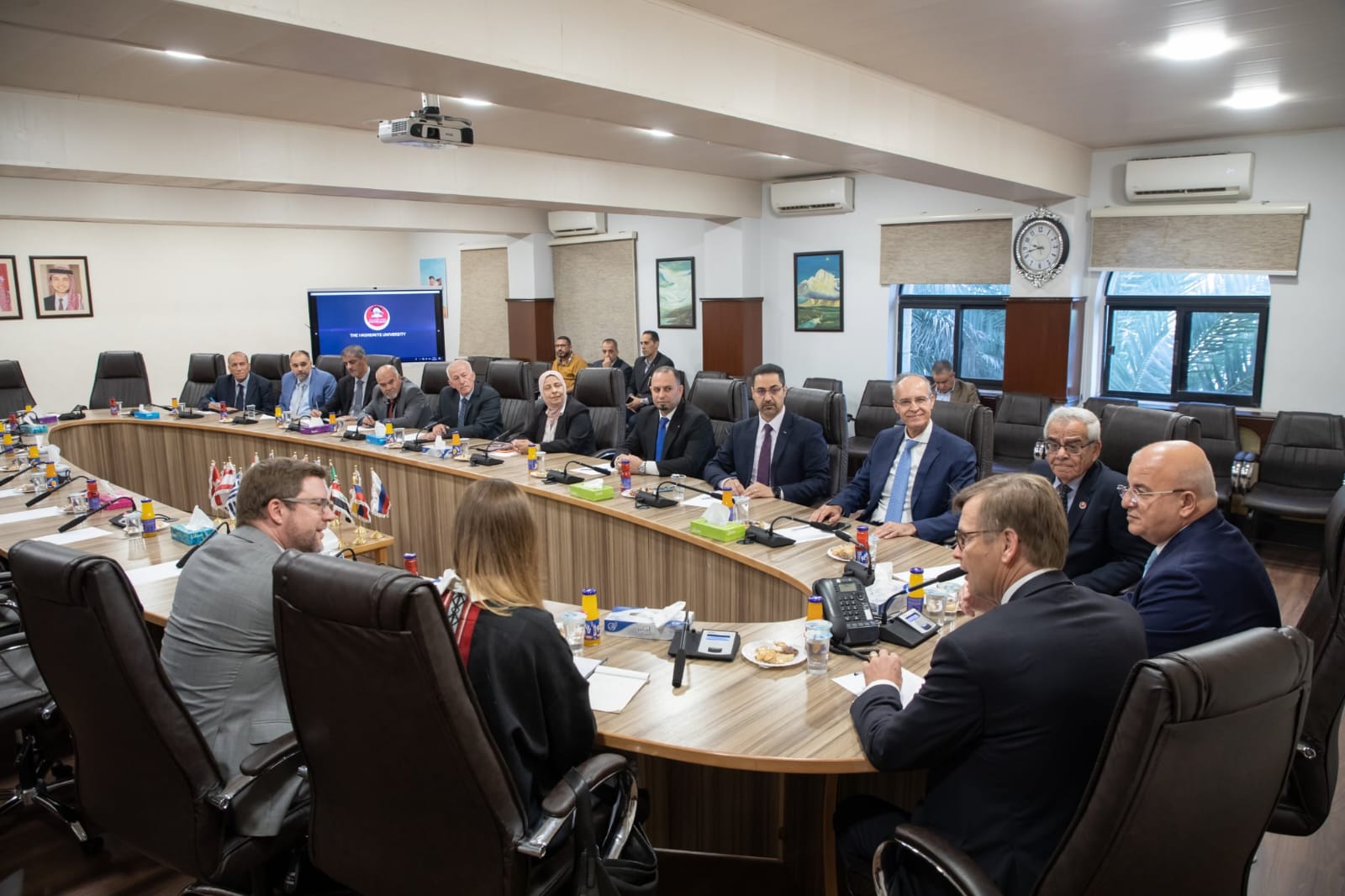 صورة حول : الجامعة الهاشمية تستضيف السفير الألماني وتبحث تعزيز التعليم التقني والتدريب العملي للطلبة الجامعة الهاشمية تستضيف السفير الألماني وتبحث تعزيز التعليم التقني والتدريب العملي للطلبة