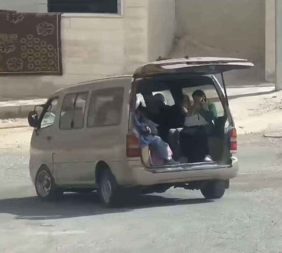 عاجل | فقط بالاردن باص" كشف VIP" لنقل طلبة المدارس الحكومية .. إلى متى الاستهتار ؟!..فيديو