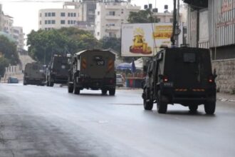 الاحتلال يعتقل شابين فلسطينيين في نابلس