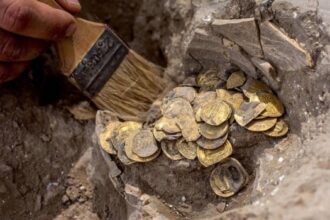 سوء المعيشة يدفع الأردنيين للبحث عن الدفائن وتدمير الأراضي بجرش