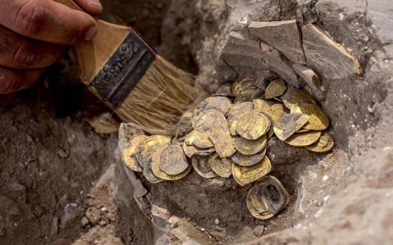 سوء المعيشة يدفع الأردنيين للبحث عن الدفائن وتدمير الأراضي بجرش