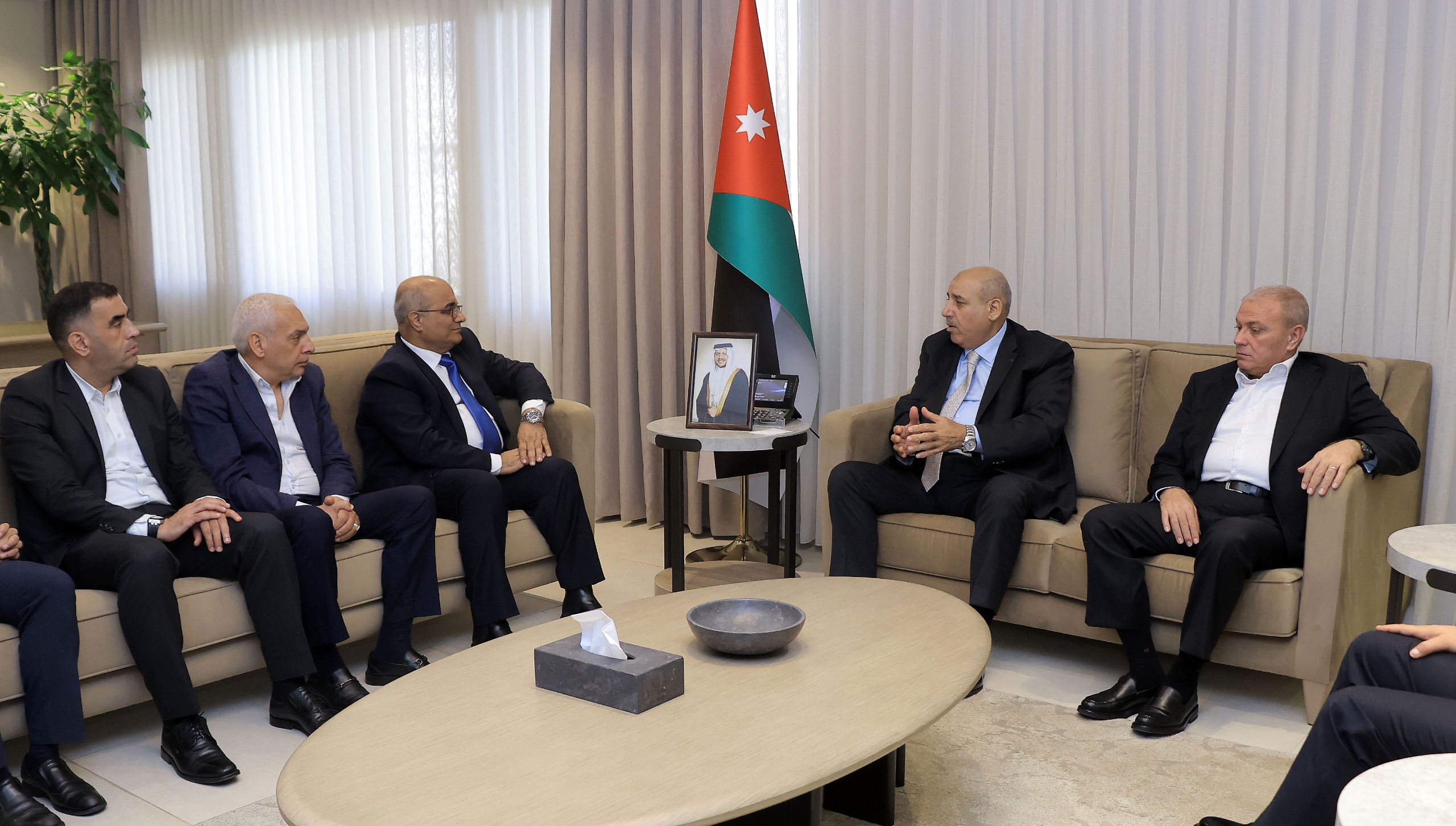 صورة حول : القاضي يلتقي نقيب وأعضاء مجلس نقابة الصحفيين ويؤكد الانفتاح على وسائل الإعلام القاضي يلتقي نقيب وأعضاء مجلس نقابة الصحفيين ويؤكد الانفتاح على وسائل الإعلام