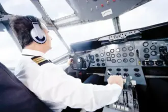 طيار يحصل على 55 ألف درهم تعويضاً بعد الاعتداء عليه في الإمارات
