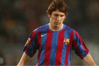 ميسي يحتفل بـ21 عامًا على ظهوره الأول مع برشلونة