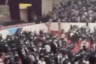 عاجل | فوضى في حفل تخرج جامعة خاصة.. خريجون بلا احتفال ولا شهادات!.. فيديو