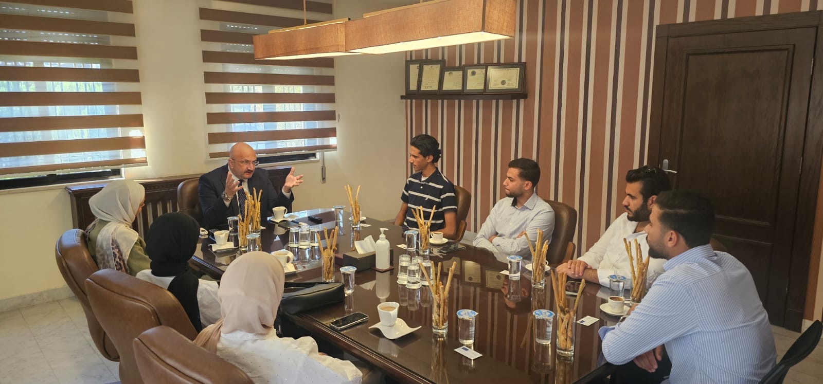 وفد طلابي من الجامعة الهاشمية يلتقي المحامي والخبير القانوني الدكتور يزن دخل الله حدادين