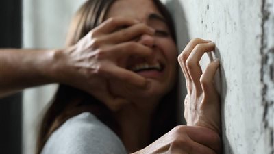 أب يواجه مغتصب طفلته ويجبره على حفر قبره بيديه .. تفاصيل