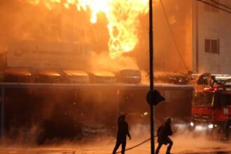 صورة حول : عاجل | حريق ضخم يندلع في مستودعات الصرف الصحي في إربد عاجل | حريق ضخم يندلع في مستودعات الصرف الصحي في إربد