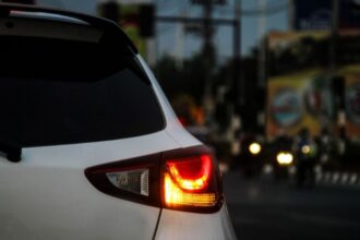 المعهد المروري يدعو السائقين لاستخدام الغماز