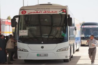 الحكومة تبحث تحديات قرار السعودية بشأن الحافلات الأردنية لموسم الحج