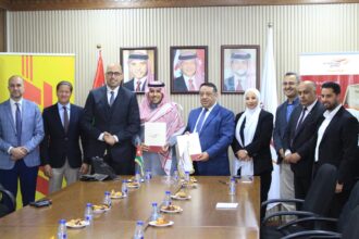 اتفاقية منحة تمويلية بين البريد الأردني وشركة"دي إتش إل إكسبرس" لتدريب ١٠٠شاب وشابة.