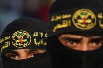 سرايا القدس تسلم أسرى وتؤكد التزامها بوقف النار
