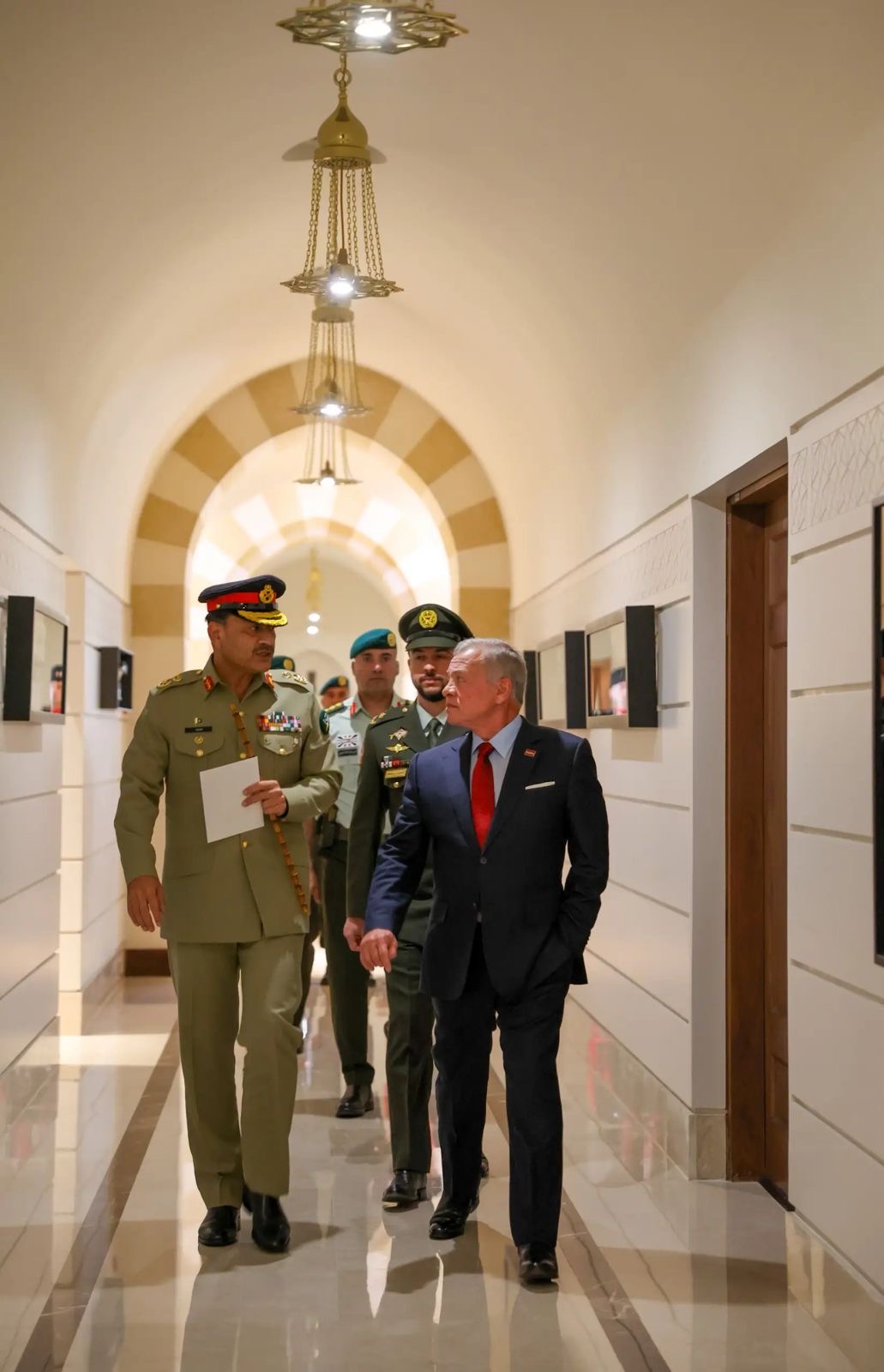 صورة حول : عاجل| الملك يلتقي رئيس أركان القوات البرية الباكستانية عاجل| الملك يلتقي رئيس أركان القوات البرية الباكستانية