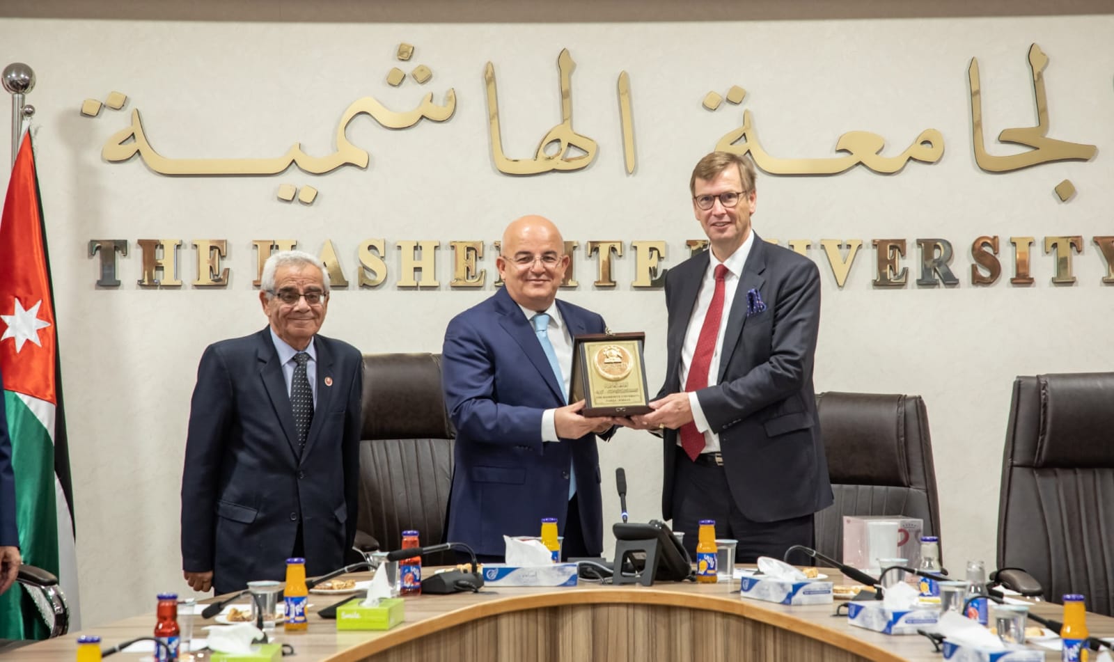 صورة حول : الجامعة الهاشمية تستضيف السفير الألماني وتبحث تعزيز التعليم التقني والتدريب العملي للطلبة الجامعة الهاشمية تستضيف السفير الألماني وتبحث تعزيز التعليم التقني والتدريب العملي للطلبة