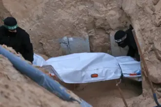 صورة حول : الصليب الأحمر يدين "مسرحية دفن رفات" رهينة إسرائيلي بغزة الصليب الأحمر يدين "مسرحية دفن رفات" رهينة إسرائيلي بغزة