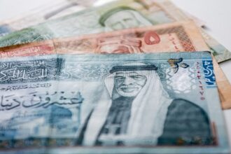 نائب يسأل الحكومة عن الرواتب المرتفعة والمكافآت في مؤسسات الدولة