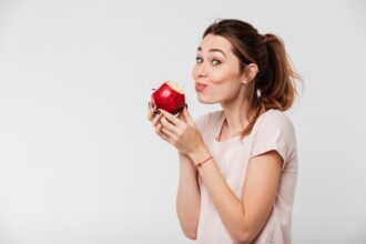 خمس فوائد غير متوقعة لتناول تفاحة قبل النوم