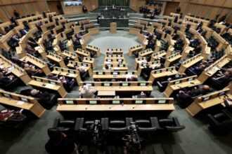 نائب سابق يحتفظ بموظف ويتقاضى راتبًا رغم غياب العمل