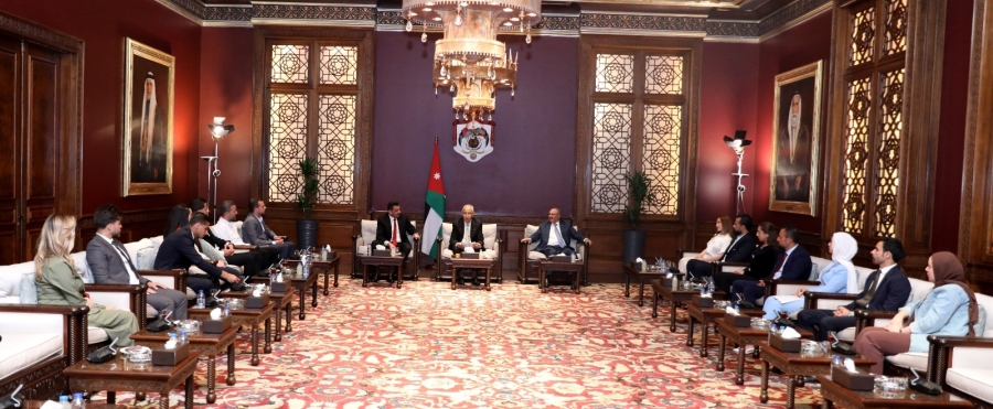 رئيس الديوان الملكي يلتقي وفدًا شبابيا ويؤكد دعم الأردن للقضايا الإنسانية