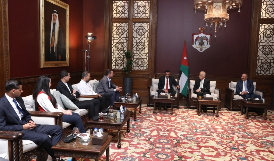 رئيس الديوان الملكي يلتقي وفدًا شبابيا ويؤكد دعم الأردن للقضايا الإنسانية