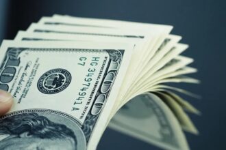 صورة حول : الدولار يقفز لأعلى مستوى في 3 أشهر مدفوعًا بتراجع الين الدولار يقفز لأعلى مستوى في 3 أشهر مدفوعًا بتراجع الين