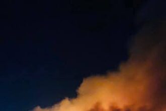 النيران تلتهم باخرة سياحية تقل 220 سائحًا في الأقصر "فيديو"