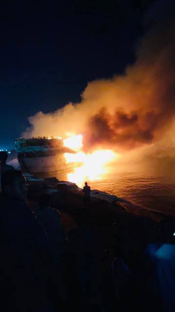 صورة حول : النيران تلتهم باخرة سياحية تقل 220 سائحًا في الأقصر "فيديو" النيران تلتهم باخرة سياحية تقل 220 سائحًا في الأقصر "فيديو"