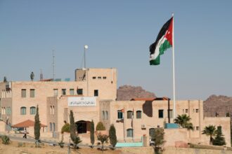الحكومة توافق على بناء 5 طوابق في البترا