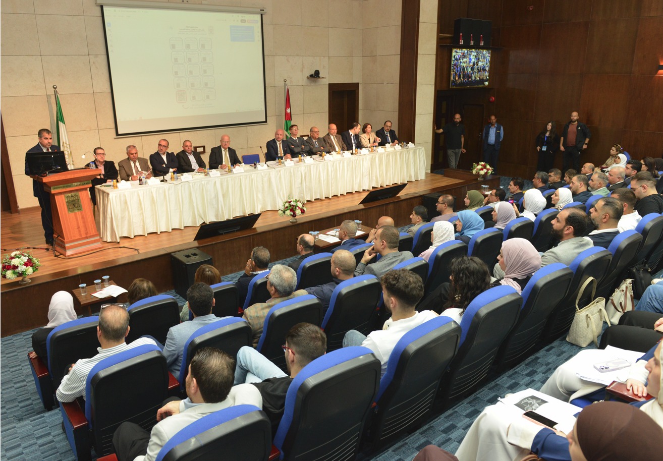 صورة حول : رئيس جامعة البترا يلتقي الطلبة المستجدين للعام الجامعي 2025/2026 رئيس جامعة البترا يلتقي الطلبة المستجدين للعام الجامعي 2025/2026