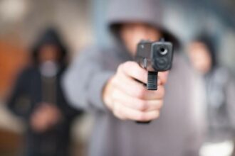 سلاح واعتداء وسرقة 1200 دينار... جريمة سطو تهزّ أحد شوارع عمّان