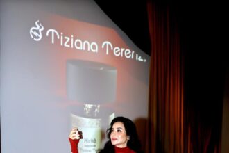 صورة حول : بحضور ومشاركة النجمة لجين عمران ….عطر "Kirke Overdose" يخطف أضواء دبي في أمسية ساحرة بدار الأوبرا بحضور ومشاركة النجمة لجين عمران ….عطر "Kirke Overdose" يخطف أضواء دبي في أمسية ساحرة بدار الأوبرا