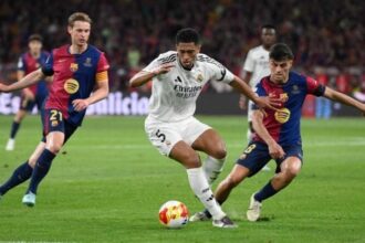 الكلاسيكو يشتعل من جديد.. ريال مدريد يستضيف برشلونة في قمة نارية الأحد