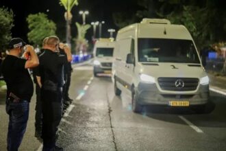 الاحتلال الإسرائيلي يتسلم نعش محتجز من حماس عبر الصليب الأحمر