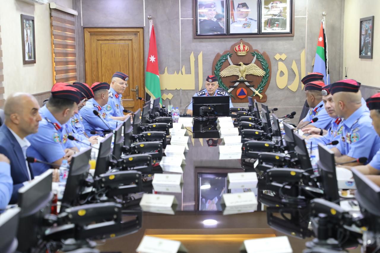 صورة حول : عاجل | مدير الأمن العام يلتقي مديري الإدارات المرورية في إدارة السير عاجل | مدير الأمن العام يلتقي مديري الإدارات المرورية في إدارة السير