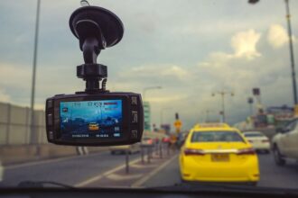 شاب ينجو من ابتزاز فتاة قاصر بفضل كاميرات المركبة