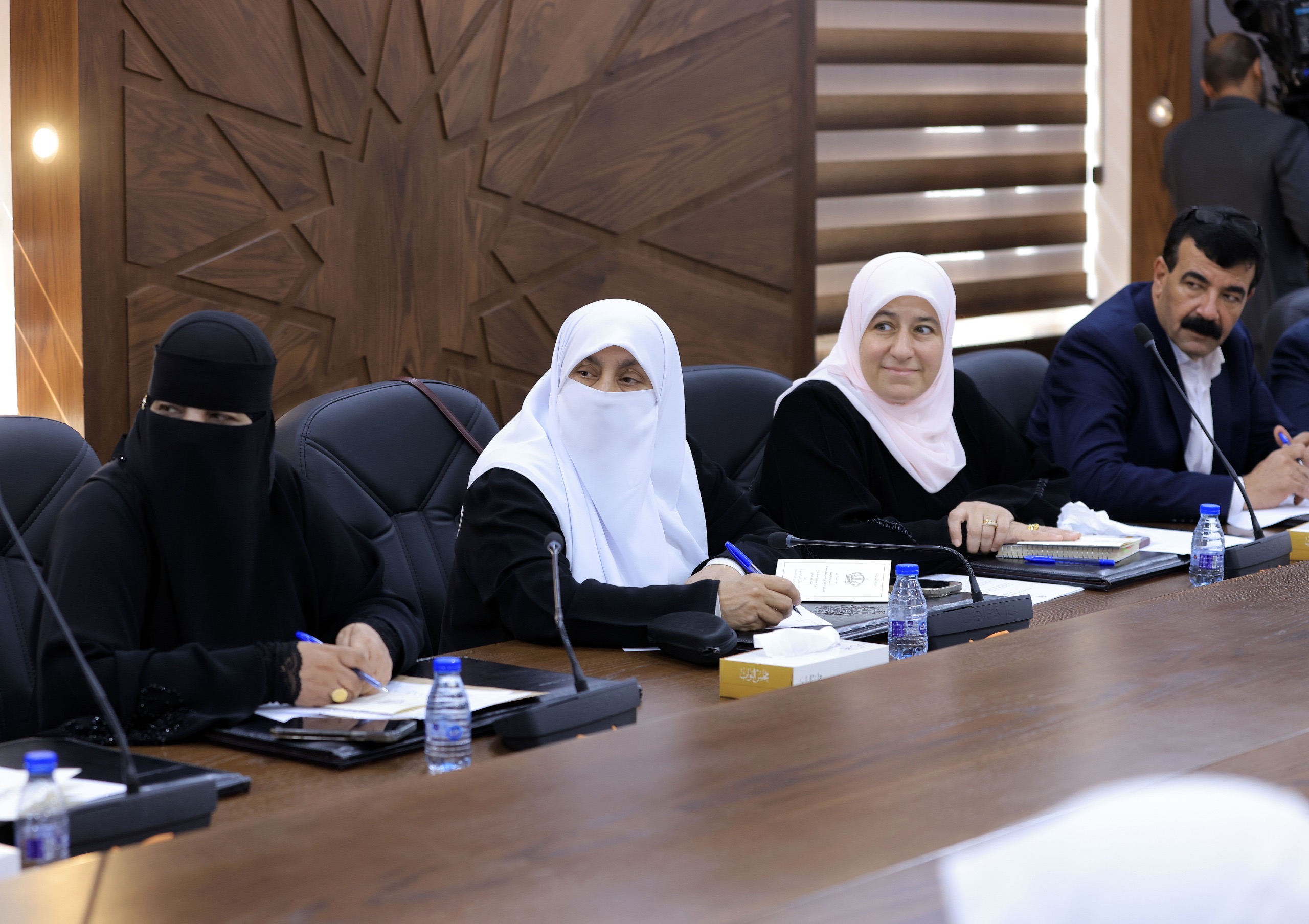 صورة حول : القاضي يترأس اجتماعاً للجنة الرد على خطبة العرش واختيار القيسي رئيساً والعموش للجنة الصياغة القاضي يترأس اجتماعاً للجنة الرد على خطبة العرش واختيار القيسي رئيساً والعموش للجنة الصياغة