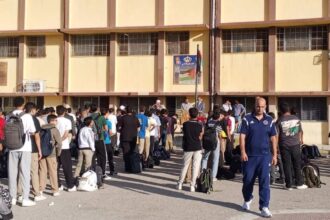 مدير مدرسة ينشر أسماء الطلبة المتغيبين على فيس بوك