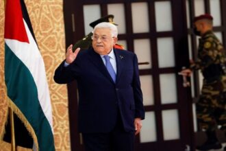 عباس يرحّب باتفاق دولي لوقف العمليات وبدء إعادة الإعمار