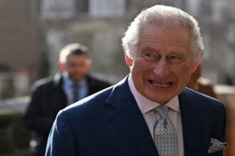 صورة حول : الملك تشارلز يجرد شقيقه آندرو من ألقابه ويطرده من قصره الملك تشارلز يجرد شقيقه آندرو من ألقابه ويطرده من قصره