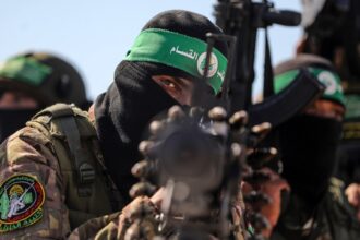 حركة فلسطينية تسلّم قوائم الأسرى ضمن اتفاق وقف النار